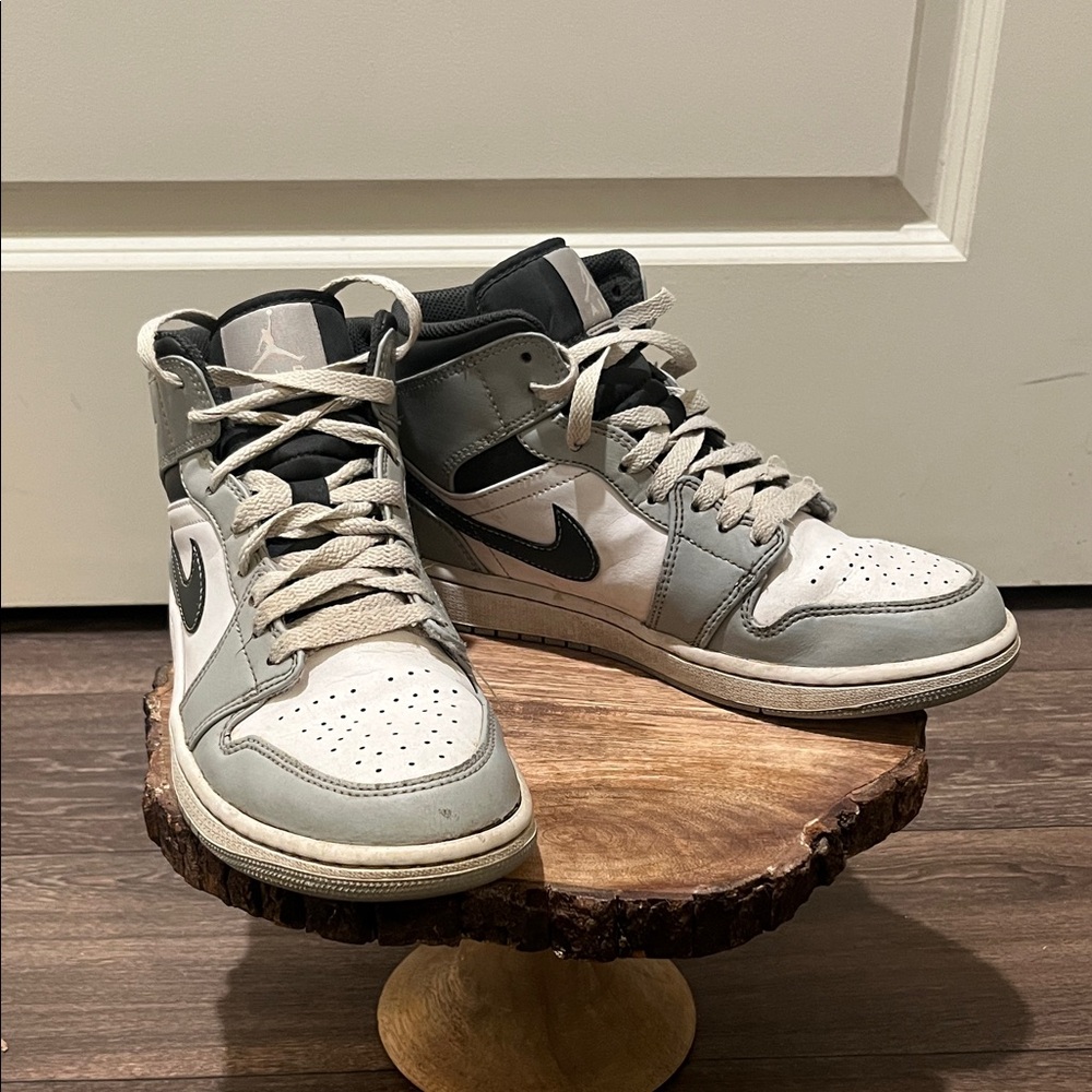 Nike Air Jordan 1 Mid Light
Smoke Grey